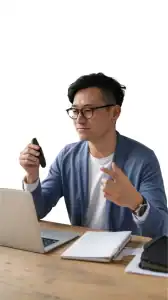 คอร์สออนไลน์ภาษีและกฎหมาย เจ้าของกิจการกำลังศึกษาเนื้อหาผ่านออนไลน์คอร์ส